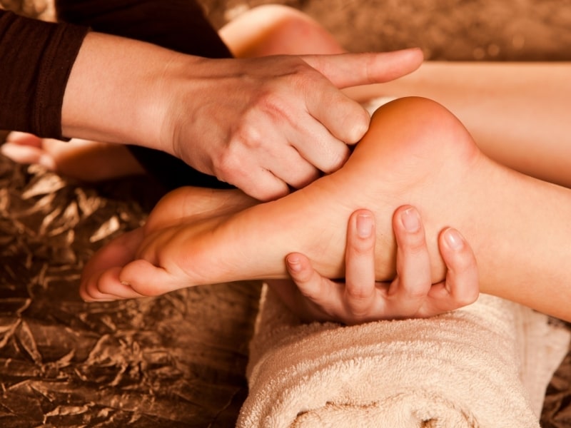 Cách massage giảm đau chân