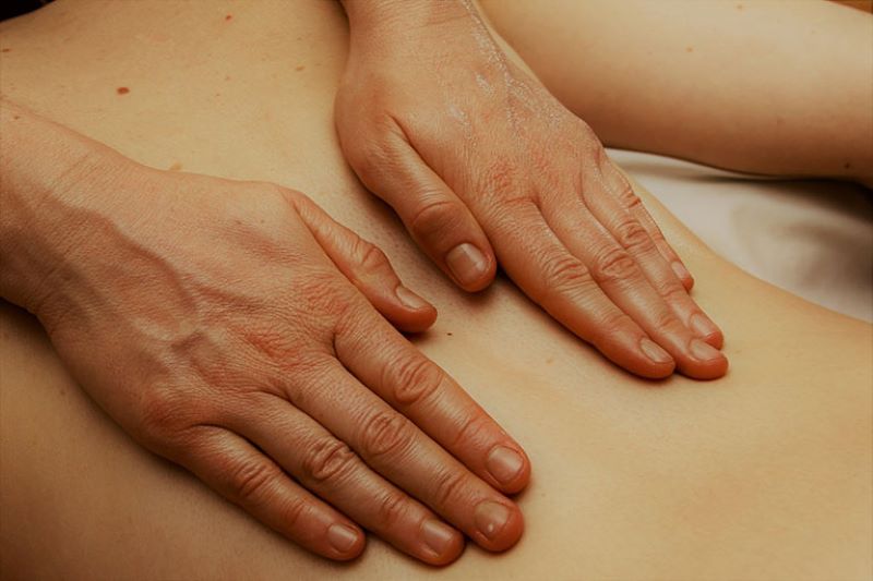 massage chữa đau dây thần kinh liên sườn