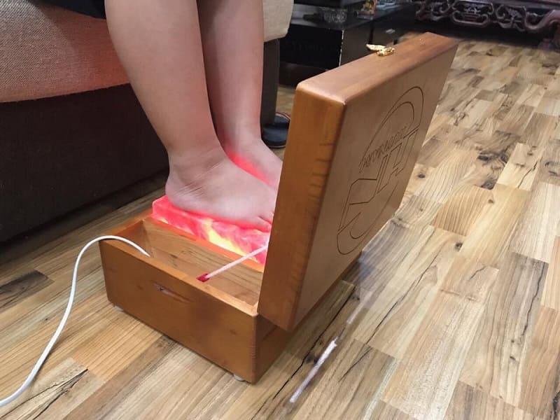 Cách sử dụng đá muối massage chân